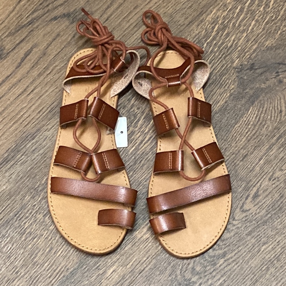 Universal Tread Gladiator Sandals    Size 9